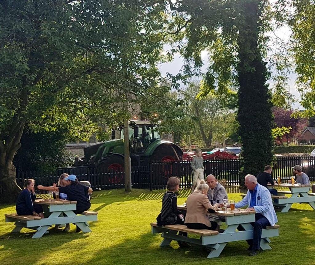 מלון Oxborough The Bedingfeld Arms מראה חיצוני תמונה